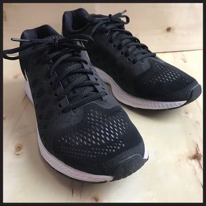 Nike Zoom Pegasus black & white running shoes sz 9